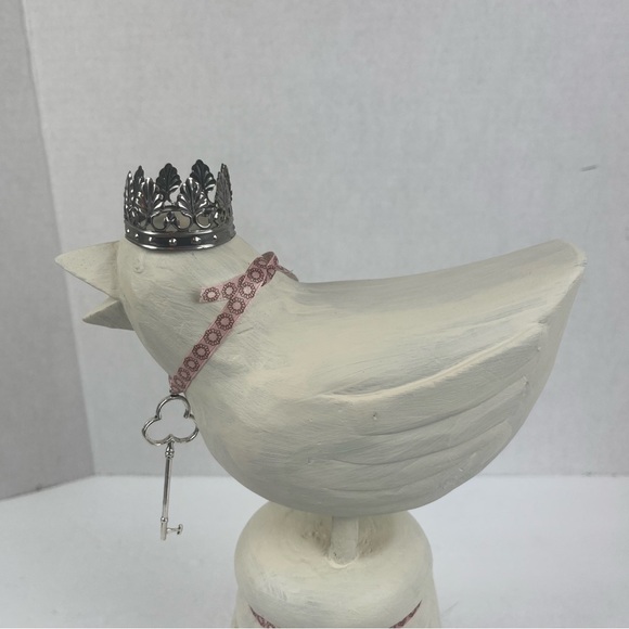 Cottagecore vignette-wood off-white painted bird statue with crown and key-decor - Picture 6 of 7